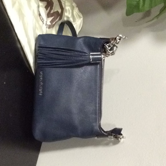 Michael Kors authentic navy medium shoulder bag - Picture 2 of 6
